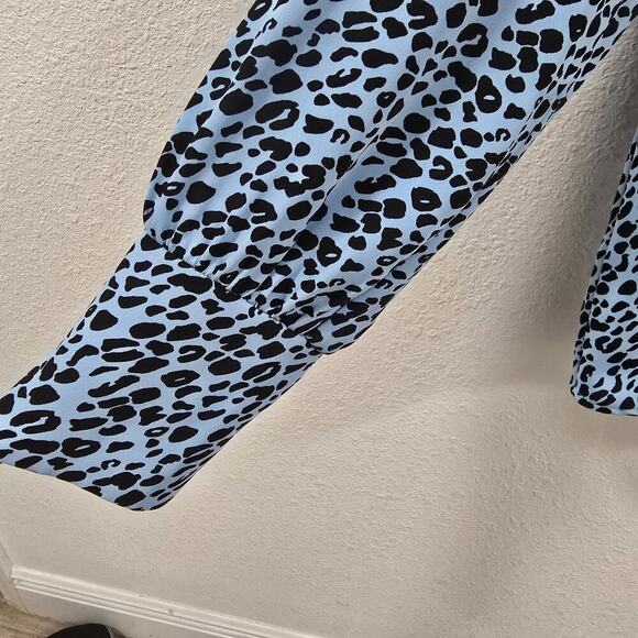 Chico’s Blue Size 1 Mediun Animal-Print Blouse Long Sleeve Top Casual Lightweigh - Picture 4 of 9